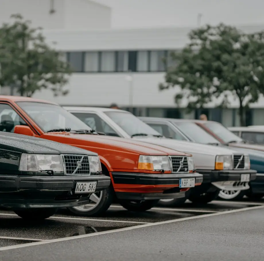 Rad med klassiske Volvo-biler på en parkeringsplass